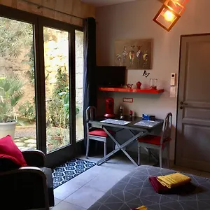 https://chambre-sur-jardin-secret.fr-provencehotel.com